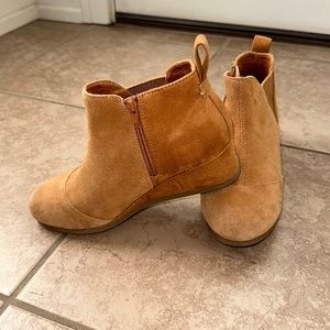 TOMS Kelsie Round Toe Wedge Booties